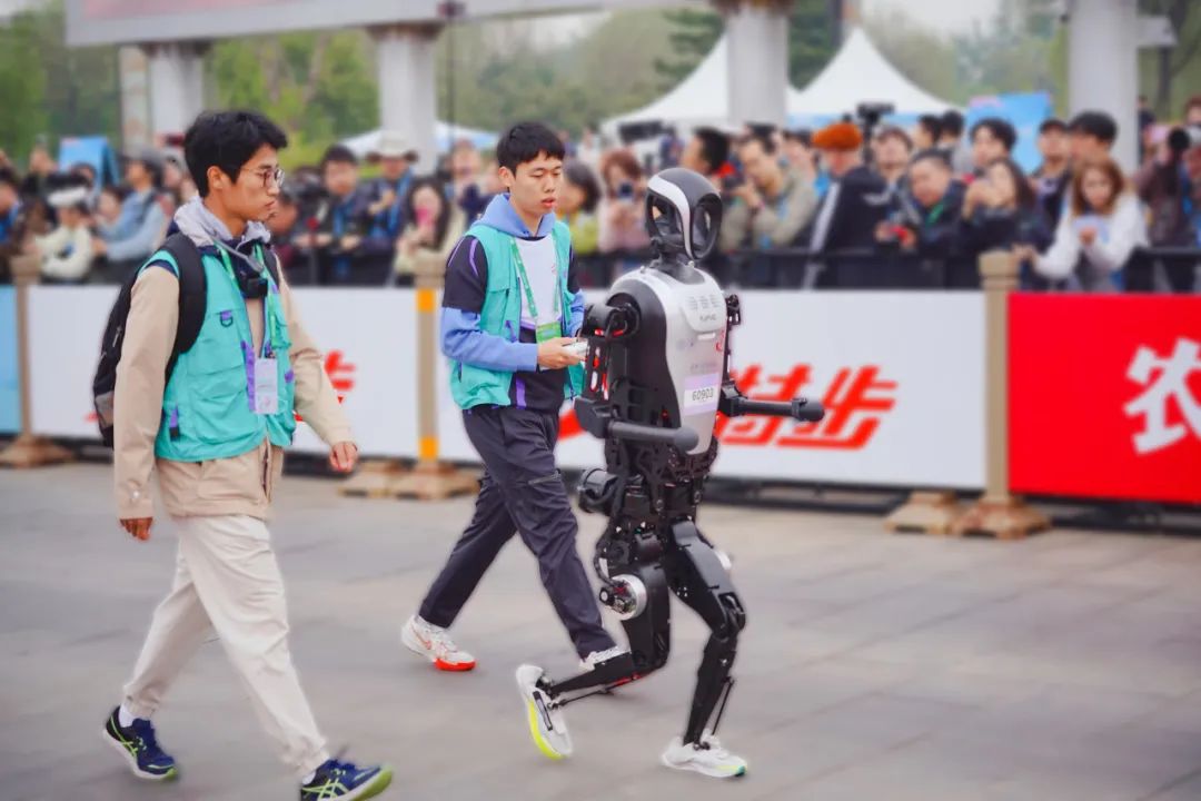 从实验室到马拉松赛道的创新实践，开源鸿蒙助力人形机器人产业发展